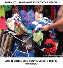 Când pleci cu copilul la plajă și pare că te muți definitiv în altă parte...