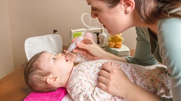 Cum tratezi nasul infundat la bebelusul mic