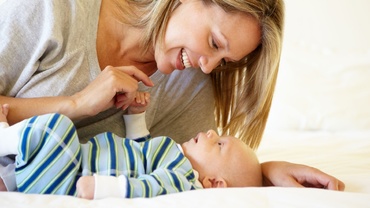 Bebeluşii învaţă să vorbească urmărind mişcarea buzelor. Ce spun cercetătorii