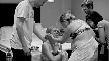 Fotografii impresionante de la o naștere cu o mamă surogat