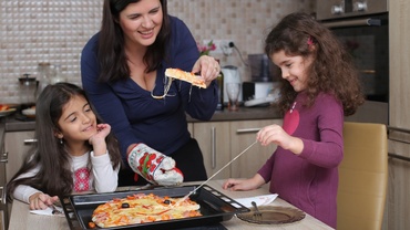 (P) Cât de distractiv este să faci pizza cu cei mici? Foarte!