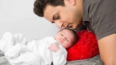 Proiect respins de Parlament: Durata concediului paternal nu va mai fi dublată