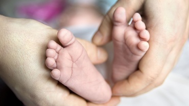 Bebelușul plânge fără motiv? Verifică-i picioarele!