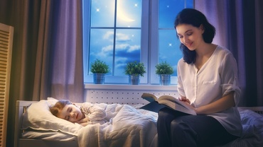 Copilul tău adoarme prea târziu? Cum îl poți face să meargă mai devreme la culcare