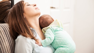 Somnul părinților. De ce mămicile dorm mai puțin decât tăticii?