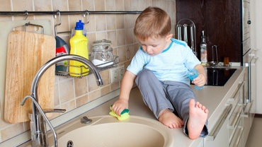 Ce obiect din bucătărie conține cu 200 % mai multe bacterii decât vasul de toaletă?