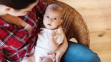 Limbajul corpului la bebeluși: Ce încearcă puiul tău să-ți comunice