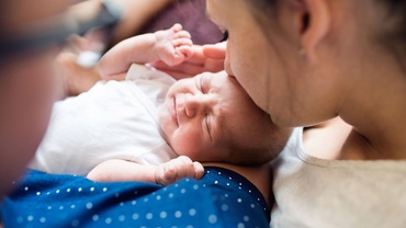 De ce își țin bebelușii pumnii strânși?