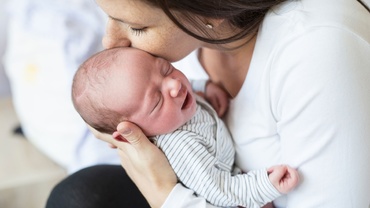 Ce efect are mirosul mamei asupra bebelușului? (VIDEO)