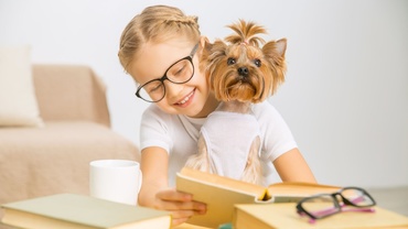 Copilul tău învață să citească? Apelează la ajutorul unui câine