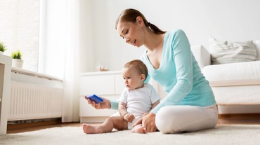 Va fi afectat copilul tău mai târziu, dacă acum se joacă pe telefonul mobil?