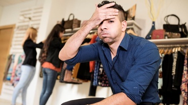 Scrisoare către femeile care-și cară bărbații după ele, la shopping