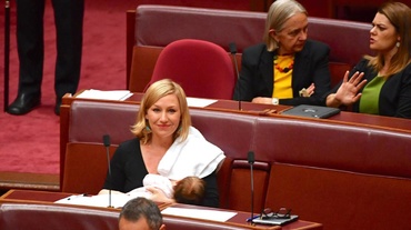 Prima femeie din parlament care își alăptează copilul în sala plenului. Ce reacții a stârnit gestul ei