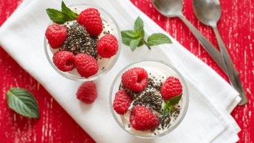 Gustare simplă şi sănătoasă, făcută în casă – zmeură cu iaurt îngheţat