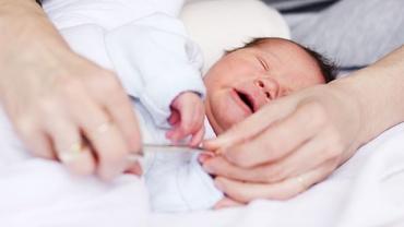 Cum tăiem corect unghiile bebeluşului