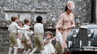 Cum "a supravieţuit" Ducesa Kate rolului de mamă, la nunta surorii sale