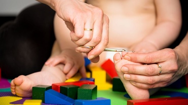 Cum convingi copilul să stea să îi tai unghiile? Metoda jucăuşă care, teoretic, nu dă greş