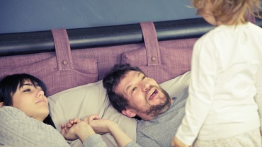 Cum dezvățăm copiii să adoarmă cu noi