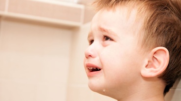 „Lasă-l să plângă că face plămâni!”- o mare tâmpenie