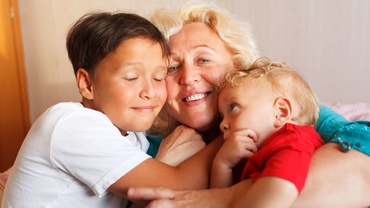 Bunici, vă rog nu îmi mai forţaţi copilul să vă îmbrăţişeze!