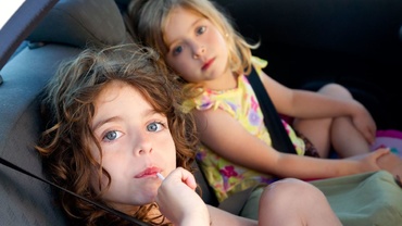 Te-ai întrebat dacă în excursia la muzeu copilul tău poartă centură?