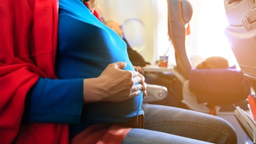 Un bebeluş s-a născut prematur în avion, la peste 10.500 de metri. Compania i-a făcut un cadou pentru toată viaţa