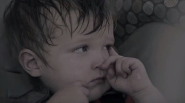 Avertisment: 2-3 copii mor săptămânal vara, lăsaţi nesupravegheaţi în maşină. Trebuie să evităm aceste tragedii! - VIDEO