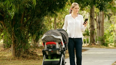 Da, sunt dintre acele mame care stau cu ochii în telefon. Nu, nu am nevoie de părerea ta!