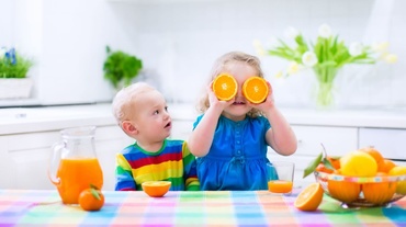 Noul ghid al sucurilor de fructe: cât mai puţin pentru copii, deloc pentru bebeluşi