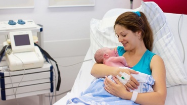 De luni se pot depune actele pentru obținerea stimulentului de 2500 de lei pentru nou născut