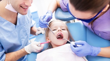Sigilarea dinților, ce le recomandă dentiștii pacienților și ce le fac copiilor lor