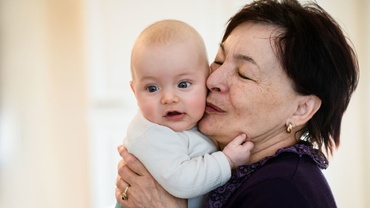 Mama şi bunica stau de vorba despre îngrijirea bebeluşilor – despre atunci şi acum