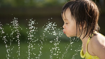 Bebelușul și nevoia lui de apă pe caniculă