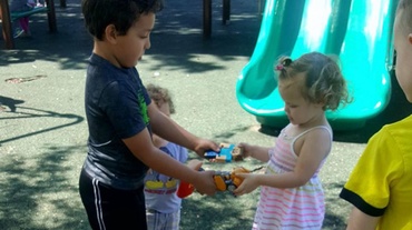 Femeia care îşi învaţă copilul să nu împartă. O întâmplare dintr-un parc naşte controverse, devenind cunoscută în lumea întreagă