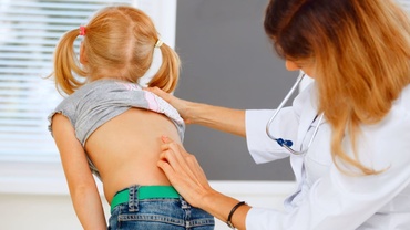 Scolioza la copii. Informaţii pe care fiecare părinte trebuie să le cunoască