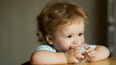 Ce apă alegem pentru bebeluşi şi copii