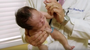 Cum să linişteşti un bebeluş care plânge, în doar câteva secunde. Metoda genială prezentată de un medic pediatru - VIDEO
