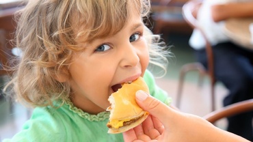 Pericolul obezității. De ce vă duceți copiii la fast food?