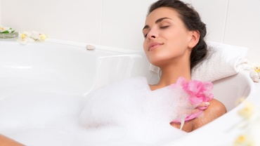 Mamele își doresc să meargă la baie fără micii spectatori (Concurs)