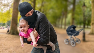 Copilul tău pe internet? NU! 5 tipuri de fotografii pe care să nu le mai postezi niciodată