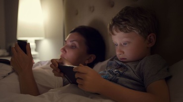 ”Mami, lasă telefonul, te rog”. Copiii noștri ”tehnologizați”