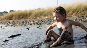 Specialiştii spun: Copiii trebuie să se murdărească și chiar să “mănânce” noroi. Vor fi mai fericiţi şi mai sănătoşi