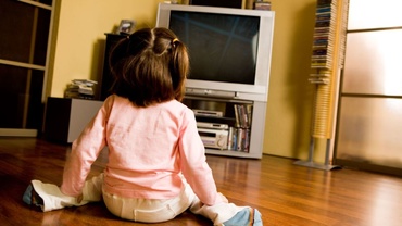 În unele case, copiilor le e mai greu fără televizoare decât fără tați
