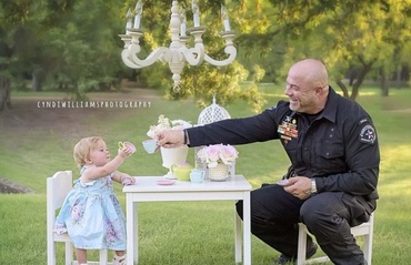 Emoţionant: o fetiţă de un anişor îşi sărbătoreşte ziua de naştere alături de poliţistul care a asistat la naşterea ei - Galerie foto