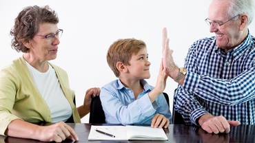 Ce ne facem cu bunicii? 6 moduri prin care să îi determinăm să respecte regulile noastre de creştere a copiilor