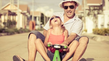 Specialistul spune: „Tati, învaţă-l independenţa!”