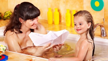 Deci, chiar este OK să stai dezbrăcat în faţa copilului tău?