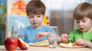 Ghid pentru alimentaţia sănătoasă a copiilor în grădiniţe. Ce trebuie să mănânce copiii şi câtă apă să consume