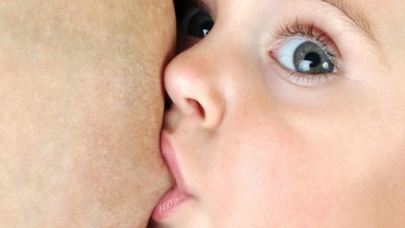 Viaţă de mamă: De ce îmi mai alăptez copilaşul în vârstă de 5 ani