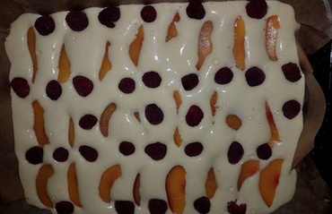 Prăjitura cu piersici şi zmeură – pentru puiuţi pretenţioşi